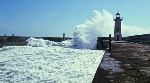 Ocean wave hitting lighthouse with big splash in slow motion 库存影片 65062256