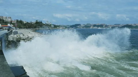 Ocean wave hitting rocks with big splash 库存影片 65059681