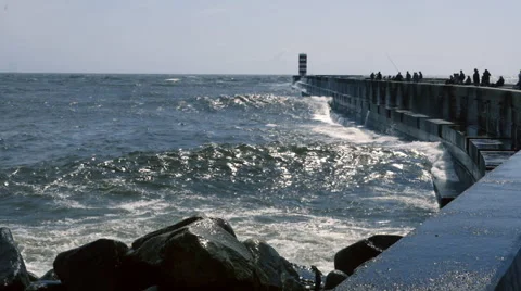 Ocean wave hitting rocks with dramatic water splashing 库存影片 65048985