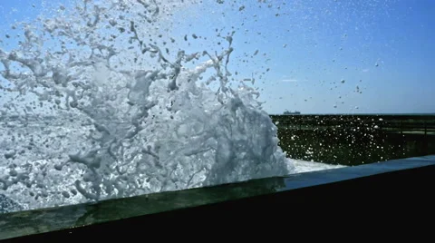 Ocean wave hitting the wall with big splash near lighthouse 库存影片 65043058
