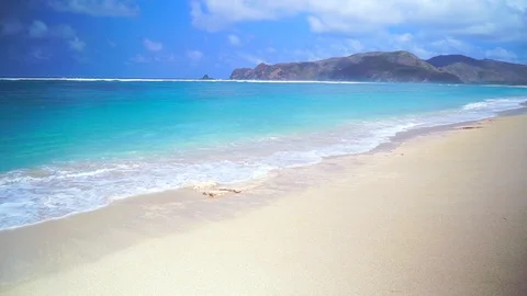 Ocean wave on sandy beach Video stock 95646589