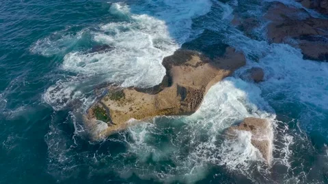 Ocean wave, spindrift, rock Stock Footage 139203935