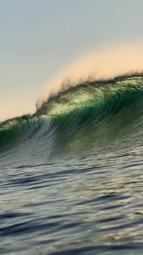 Ocean wave at sunset time.Vertial video 스톡 동영상 296166816