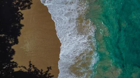 Ocean Wave Texture Next to Isolated Sandy Beach Shore Foto stock
