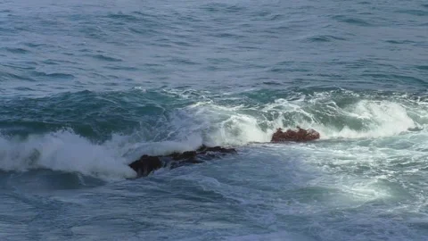 Ocean wave washes the stone Stock Footage 167703350