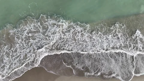 Ocean Waves Aerial of Sandy Beach 스톡 동영상 260237018