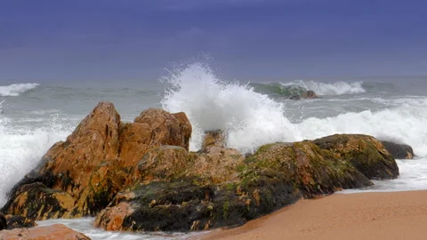 Ocean waves against rocks in the beach 動画素材 91666508