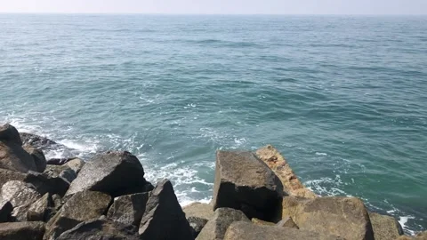 Ocean waves against rocks Vidéo 140692980
