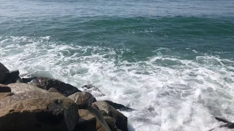Ocean waves against rocks, relaxing sounds Vidéo 140692964