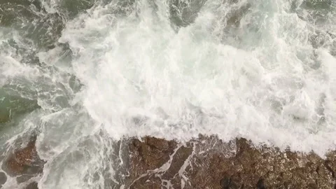 Ocean waves along a rocky coast. Stockbeeldmateriaal 237482000