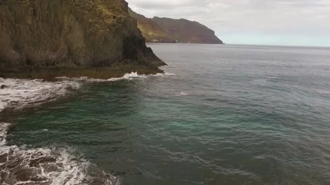 Ocean waves along a rocky coast. Stockbeeldmateriaal 237482248
