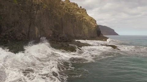 Ocean waves along a rocky coast. Stock-Footage 237482395
