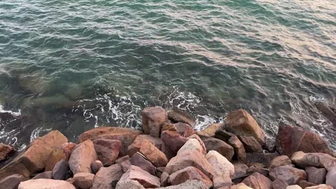 Ocean waves and boulder rock, Water ripples splashing over Видео 342528448