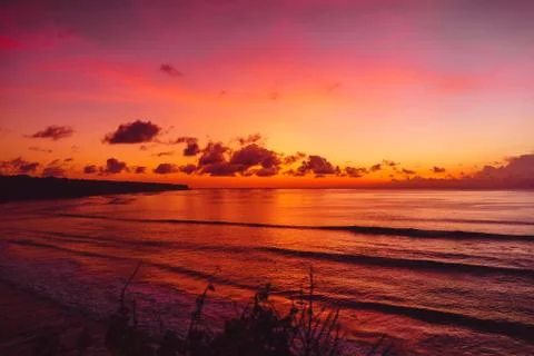 Ocean with waves and bright sunset or sunrise in Bali. Foto stock