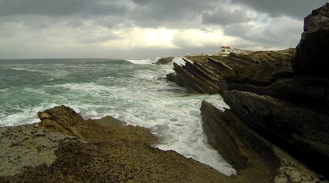 Ocean waves and cliffs 動画素材 32373590