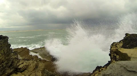 Ocean waves and cliffs 動画素材 32398880