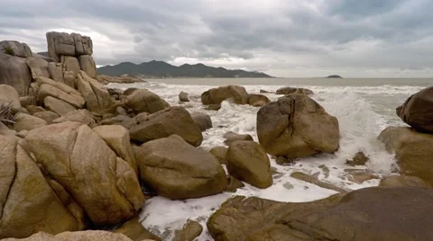 Ocean Waves and Foam amongst Enormous Boulders in Vietnam 库存影片 66856366