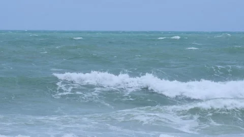 Ocean waves and sand on the beach of tropical seas in Thailand. Vídeo Stock 207695700