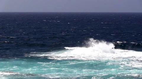 Ocean waves and surf in the sunlight Vídeos de archivo 54199400