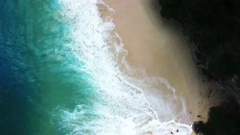 Ocean waves on a beach from above Stock-Footage 201948729