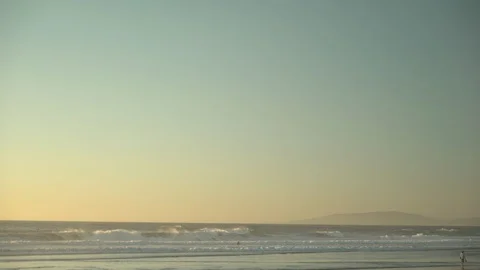 Ocean waves at beach during sunset Vídeo Stock 125787959