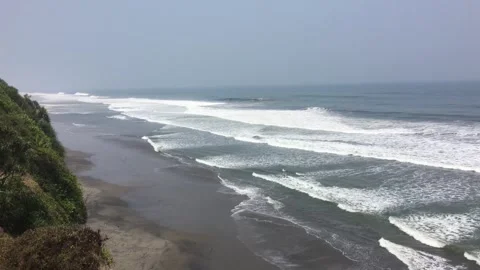 Ocean Waves on a Black Sand Beach Stockbeeldmateriaal 347015885