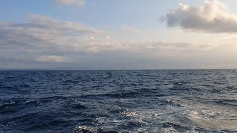 Ocean, waves, blue sky and clouds Stockbeeldmateriaal 336073339