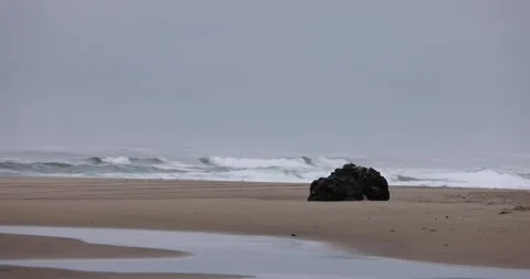 Ocean waves break along McPhillips Beach in Oregon 库存影片 251568549