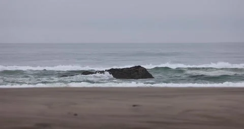 Ocean waves break along McPhillips Beach in Oregon 库存影片 251568553