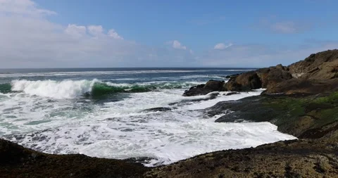 Ocean waves break along a rocky shore in Oregon 库存影片 251483675