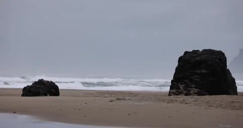 Ocean waves break along a sandy beach in Oregon 库存影片 251568543