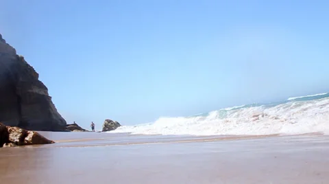 Ocean waves breaking against the shore on a clear blue summer day Vídeo Stock 32936199