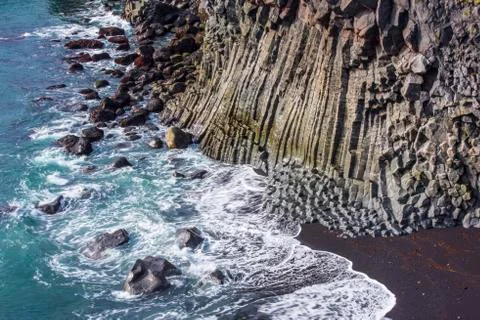 Ocean waves breaking on basalt rocks Foto stock
