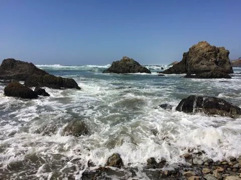 Ocean waves breaking over rocks in the Pacific Ocean in Fort Bragg, CA Foto stock