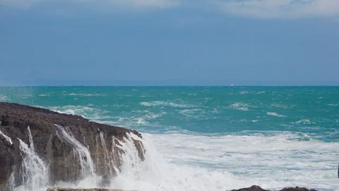 Ocean Waves Breaking on Rocks 스톡 동영상 89979342