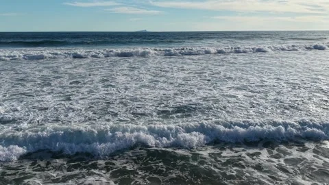 Ocean Waves Breaking on a Sandy Beach Vídeo Stock 340532492