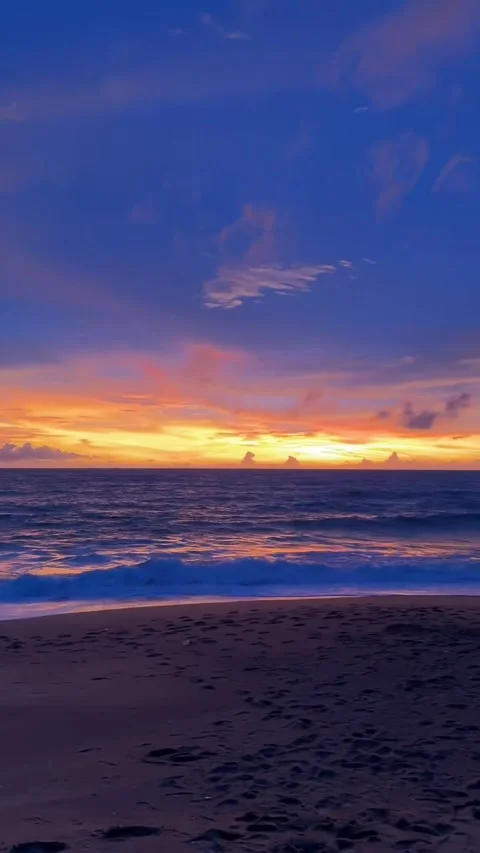 Ocean Waves Breaking on Sandy Beach at Sunset 库存影片 342267012