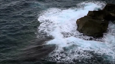 Ocean waves breaking on stone Stock Footage 41703081