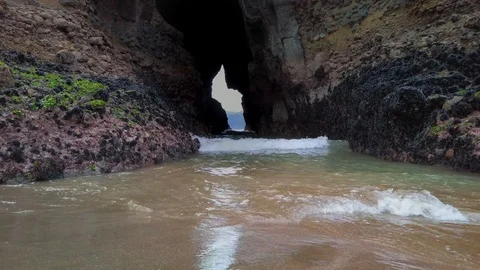 Ocean waves breaking through a cave Video stock 119503422