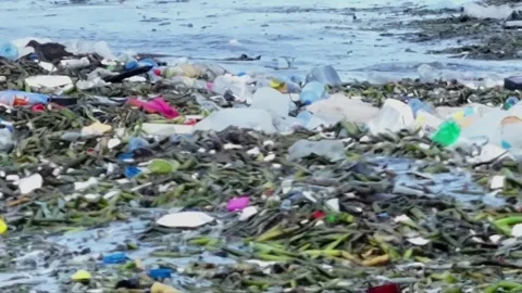 The ocean waves carry a significant amount of plastic waste, highlighting the Stockbeeldmateriaal 292947810