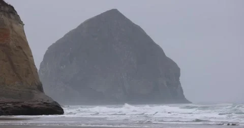 Ocean waves crash and break along McPhillips Beach in Oregon 库存影片 251567463