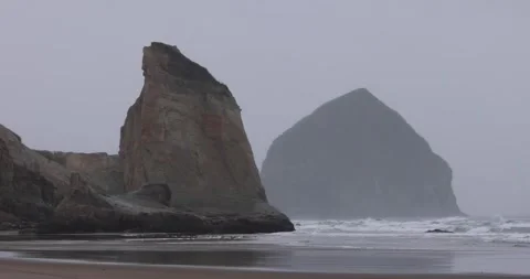 Ocean waves crash and break along McPhillips Beach in Oregon 库存影片 251567468
