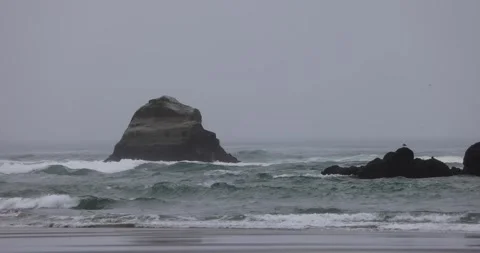 Ocean waves crash and break along McPhillips Beach in Oregon 库存影片 251567485
