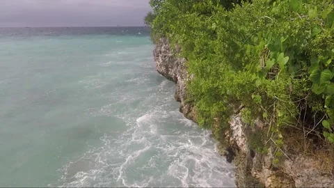 Ocean Waves crash on Rock Wall, Bantigue beach, Malapascua island, Philippines 库存影片 246872152
