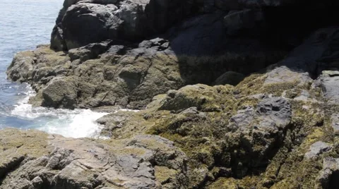 Ocean waves crash on rocks 스톡 동영상 48341627