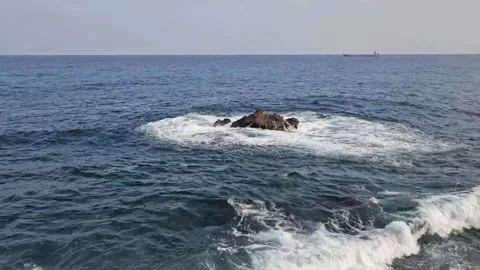 Ocean Waves Crashing Around an Isolated Sea Rock Vídeo Stock 343043377