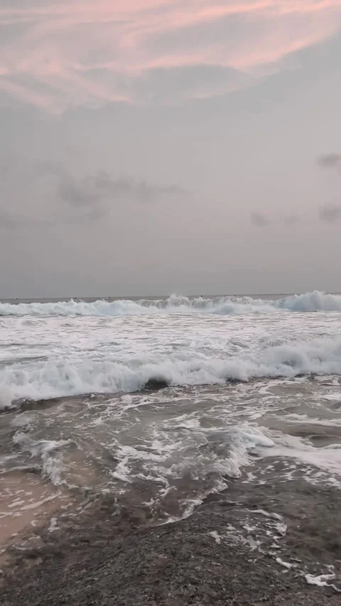 Ocean Waves Crashing onto the Beach at Dusk 库存影片 333497265