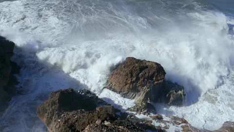Ocean Waves crashing on coast Vídeos de archivo 133159921