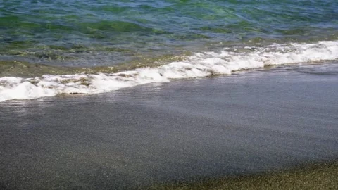 Ocean Waves Crashing On Dark Sand Beach, coast, nature, relaxation 库存影片 334917455