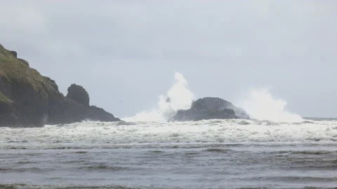 Ocean waves crashing on isolated rocks in the middle of the sea off the south Vídeos de archivo 155770135